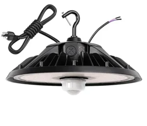 Le HB240W-120V est un luminaire industriel à LED de couleur noire, conçu pour les hauts plafonds et doté d'un design circulaire avec un dissipateur thermique à ailettes. Il est équipé d'un cordon d'alimentation intégré, d'un crochet de suspension et d'un capteur supplémentaire situé au centre, en dessous de l'appareil. Le dispositif est présenté sur un fond blanc.